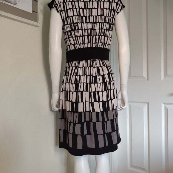 Max & Cleo Black Gray & White Dress Deep V-neck szS EUC - Picture 8 of 10